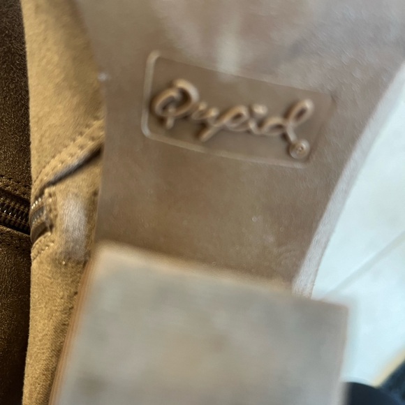 Qupid Size 9 Ankle booties with a side cutout - Picture 3 of 3